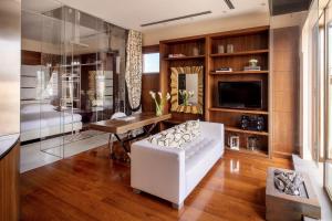 佛罗伦萨Repubblica Firenze Luxury Apartments | UNA Esperienze的客厅配有白色的沙发和桌子