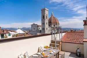 佛罗伦萨Repubblica Firenze Luxury Apartments | UNA Esperienze的享有建筑景致的阳台