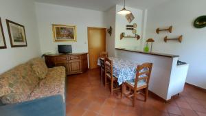 塞尼奥河畔帕拉佐洛Antico Borgo I Cancelli的客厅配有沙发和桌子