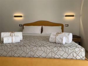 普拉亚·阿马勒B&B Villa dei Desideri的一间卧室配有一张床,上面有两条毛巾