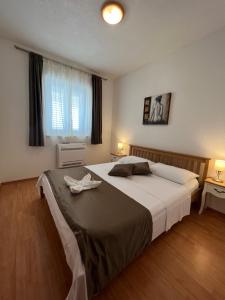 波尔Villa Marina Bol的一间卧室设有一张大床和一个窗户。