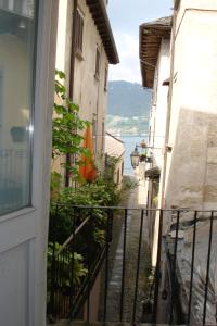 奥尔塔圣朱利奥Apartments Cabianchi的从大楼的阳台上可欣赏到风景。