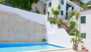 卡拉加尔达纳Es Cucó的一座带游泳池和楼梯的别墅
