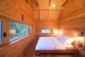 托尔明Granaries Pear & Walnut的木制客房的一张床位,设有窗户