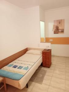罗萨里奥港ALOJAMIENTO PLAYA CHICA, LOS POZOS HABITACIONES的一间小卧室,配有一张床和一张桌子