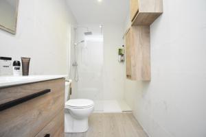 福恩吉罗拉Luxury Suite Fuengirola 1的白色的浴室设有卫生间和淋浴。