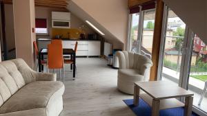 科沃布热格BALTIC VIBES - pokoje gościnne的客厅配有沙发、椅子和桌子