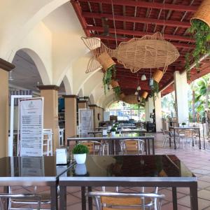 阿卡普尔科阿卡玛尔海滩度假酒店的大楼内带桌椅的餐厅