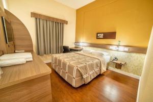 蓬塔格罗萨蓬塔格罗萨10号酒店的配有一张床和一把椅子的酒店客房