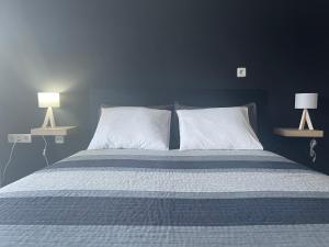 瓦伦Villa Nika的一张带两个白色枕头和两盏灯的床