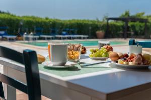 奥罗塞伊Sisula Country Hotel & SPA的餐桌,盘子上放着食物和咖啡