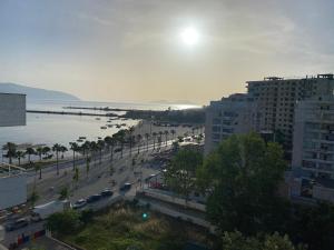 伏罗拉The RoofTop的享有带海滩和建筑的城市美景