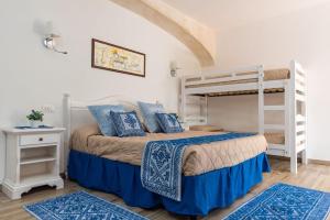 奥罗塞伊Sisula Country Hotel & SPA的一间卧室配有一张床和两张双层床。