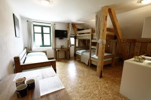 Dolni DvurJanova Bouda的客房设有两张双层床和一张桌子。