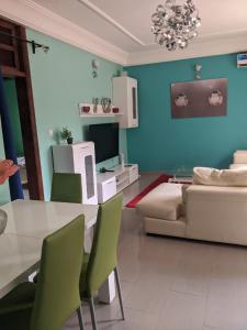 雅温得Appart meublés Yaounde的客厅配有桌子和沙发