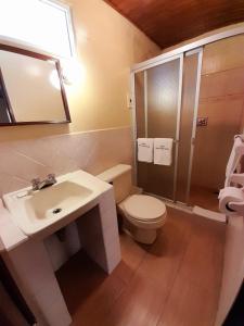 克萨尔特南戈Hotel y Restaurante Villa Esmeralda的浴室配有白色卫生间和盥洗盆。
