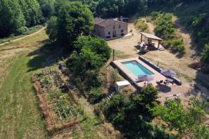 VallgorguinaCasa Rural Masia Can50的享有带游泳池的房屋的空中景致