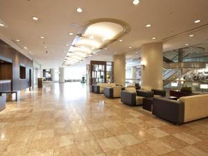 大分伦勃朗奥塔酒店的大厅,在大楼里设有沙发和桌子