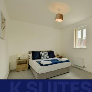 布里奇沃特K Suites - Teeswater - FREE PARKING的一间小卧室,配有一张床和一张桌子