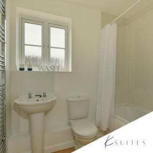 布里奇沃特K Suites - Teeswater - FREE PARKING的白色的浴室设有卫生间和水槽。