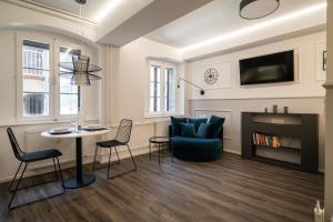 卢布尔雅那Strict city apartments的客厅配有沙发和桌椅