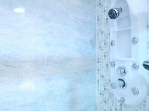 加的斯Apartamento Playa Victoria的浴室设有蓝色瓷砖淋浴。