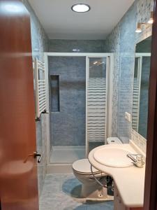 加的斯Apartamento Playa Victoria的带淋浴、卫生间和盥洗盆的浴室
