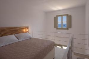 基莫洛斯岛ASTRAVI的一间卧室设有一张床和一个窗口