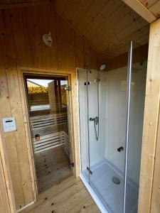 贡斯基Morska Mila的木制客房 - 带步入式淋浴间和淋浴间