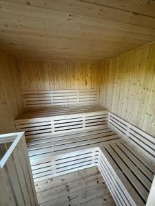 贡斯基Morska Mila的空空的桑拿浴室设有木墙和天花板