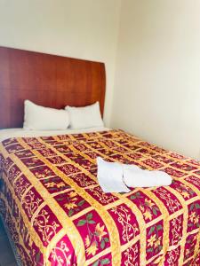 迈阿密迈阿密温泉酒店的床上有两条毛巾