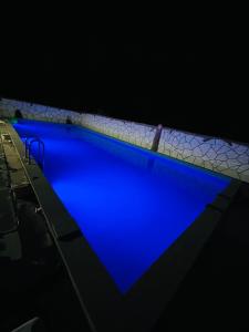伊杰万Spitak tun的深色蓝色海水游泳池