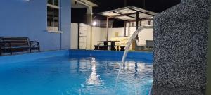 阿罗士打Rest n Splash by Home Stay Cikgu D'Inapan Kijang的一个带喷泉的游泳池