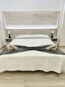 阿罗纳ISLAND SUITES的一间卧室配有一张大床和两条毛巾