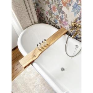 BastelicaU Fiordalisu的白色浴缸,上面有木板