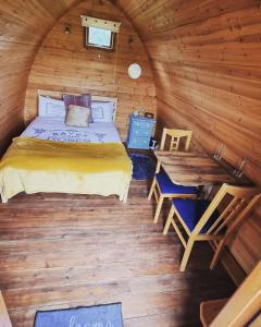 约克Skipbridge farm glamping的小木屋内的卧室,配有一张床和一张书桌