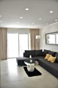 扎达尔Villa Zadar Superior的客厅配有黑色沙发和桌子