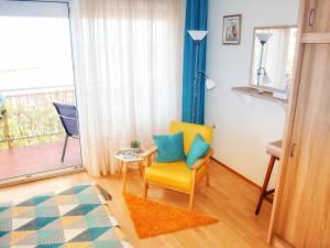 奥帕提亚Panoramico Apartment Opatija的客厅设有黄色椅子和窗户