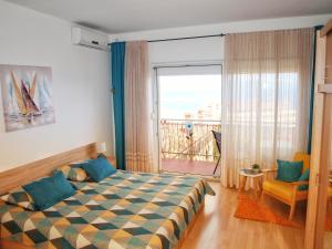 奥帕提亚Panoramico Apartment Opatija的一间卧室设有一张床和一个大窗户