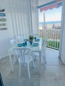 萨洛Bello Horizonte Frontbeach的白色的桌椅,享有海景