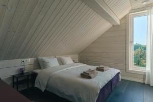 IlmasooOdi Resort的一间卧室配有一张床,上面有两条毛巾