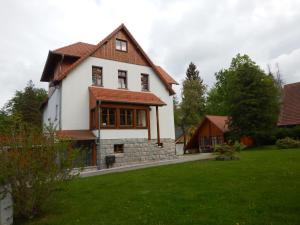 斯克拉斯卡波伦巴Domek Dzika Róża的白色房子,有棕色的屋顶