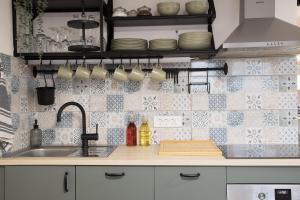 多姆扎莱Apartma Licko的厨房配有水槽和台面
