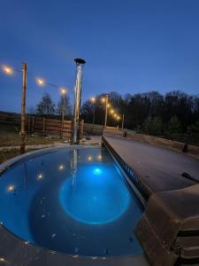Pomysk WielkiGlamping Kaszuby的晚上在院子里设有热水浴池