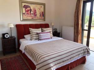纳夫普利翁Elaion mini suites的卧室里一张红色床头的床