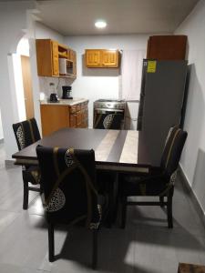 华雷斯城Casa M&J Cd. Juarez的厨房配有餐桌和椅子