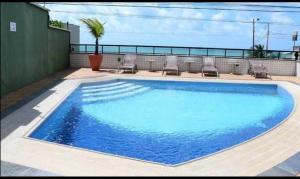 纳塔尔Natal Plaza 604-Ponta Negra的一座建筑屋顶上的蓝色大游泳池