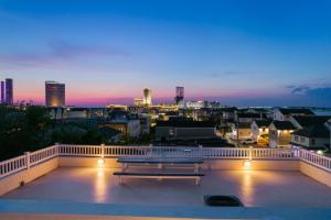 大西洋城❤️ The Top End Townhomes with Stunning Views On One-Of-A-Kind Rooftop Deck! WOW!的市景阳台的长凳