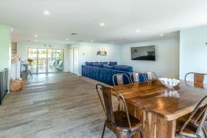 基克罗尼海滩Shady Deck的客厅配有木桌和蓝色沙发
