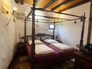 WachauFerienhaus NAMIBIA-LODGE im Rittergut Leppersdorf bei Dresden的一间卧室,配有两张床